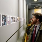 Mirando los finalistas en la exposición