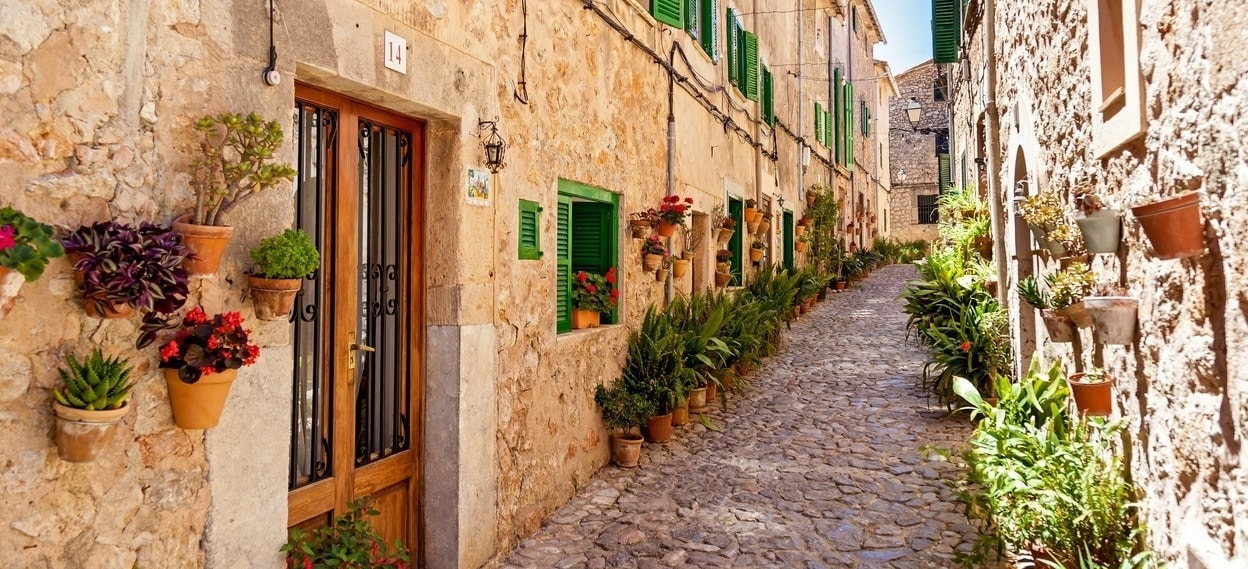 traditional architecture streets buildings