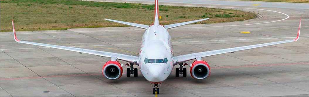 avión tomando una curva