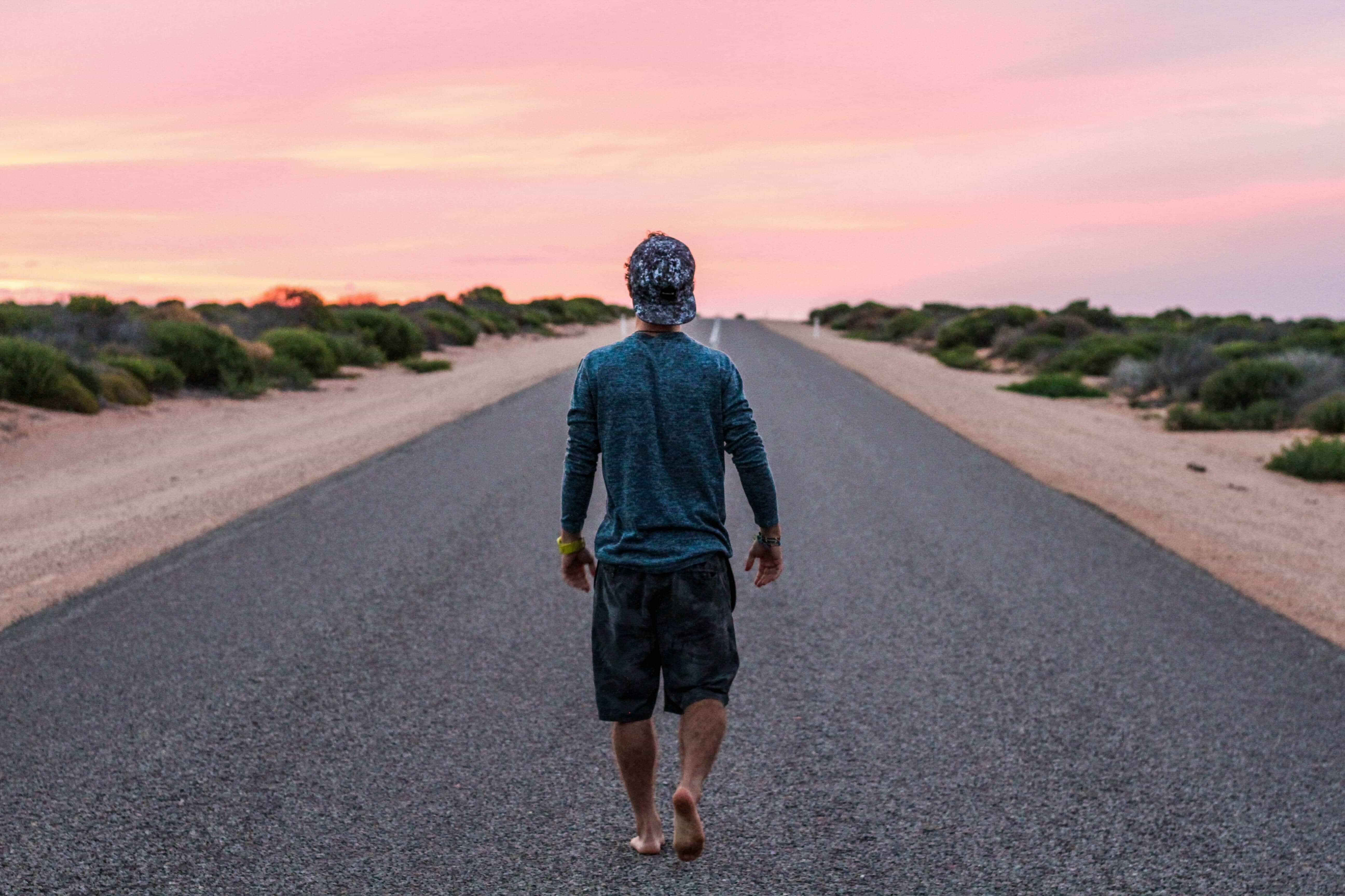 Imagen de un joven caminando simula oportunidades laborales, vitales