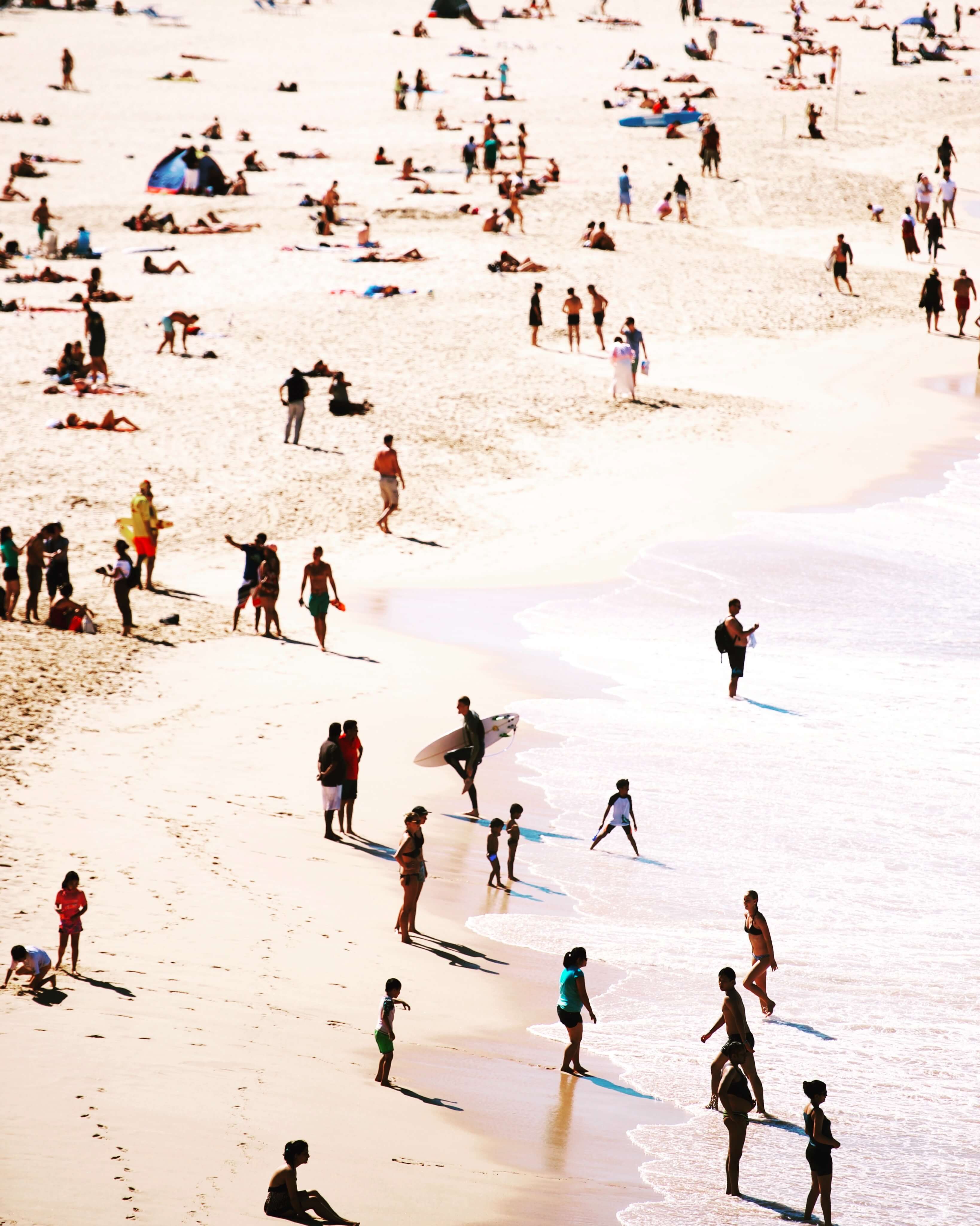 Imagen de una playa australiana muy frecuentada por jóvenes, habitantes locales, estilo de vida