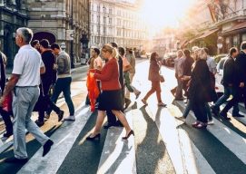 Foto de personas cruzando por un paso de cebra