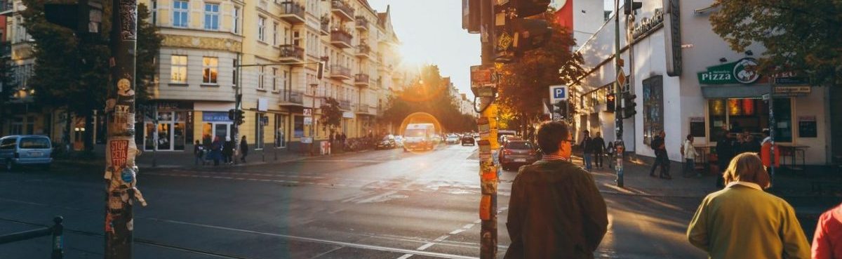 Imagen de peatones esperando para cruzar una calle