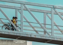 Niños cruzando la carretera por una pasarela