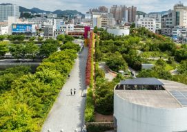 Una ciudad llena de vegetación