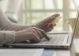 Mujer haciendo compras online