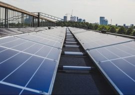 Paneles solares sobre un edificio