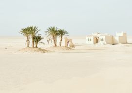 casa de hormigón blanco en el desierto